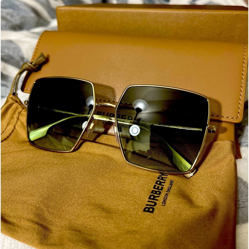 Burberry Daphne Sunglass
